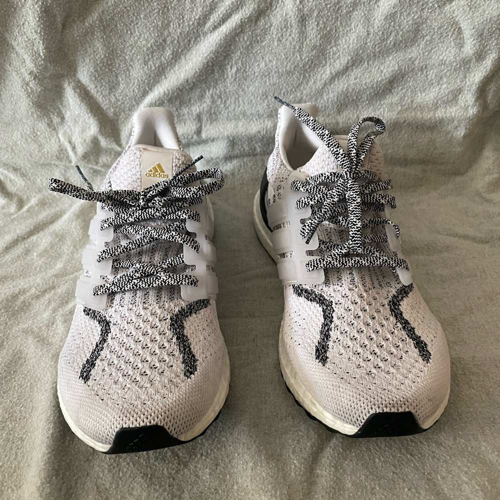 Adidas athletic showed. Great condition.